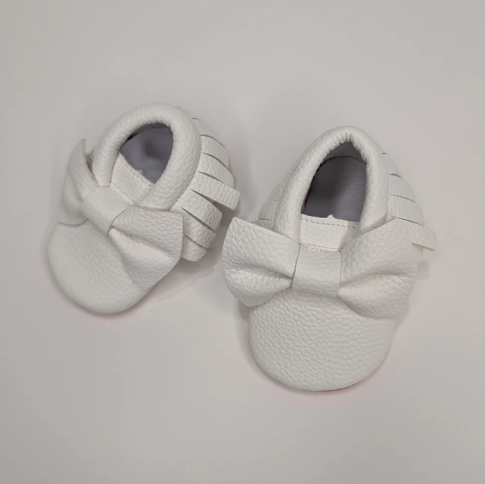 White Leather Baby Moccasins w/ Bow – Infant Crib Shoes 0–6 Months – Soft Sole
